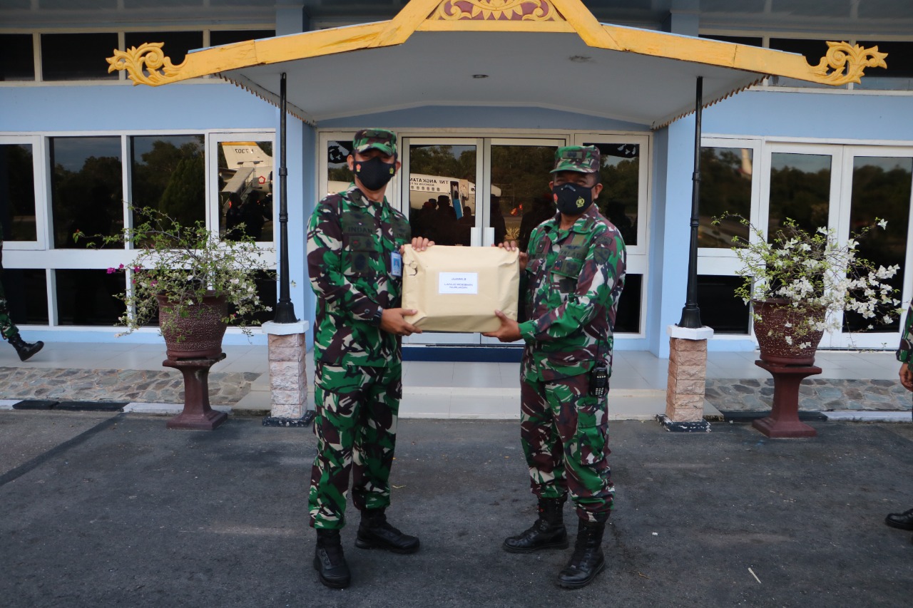 Raih Juara III Lomba Video Vlog Tingkat TNI, Kadispenau Serahkan Penghargaan Kepada Kapen Lanud Rsn