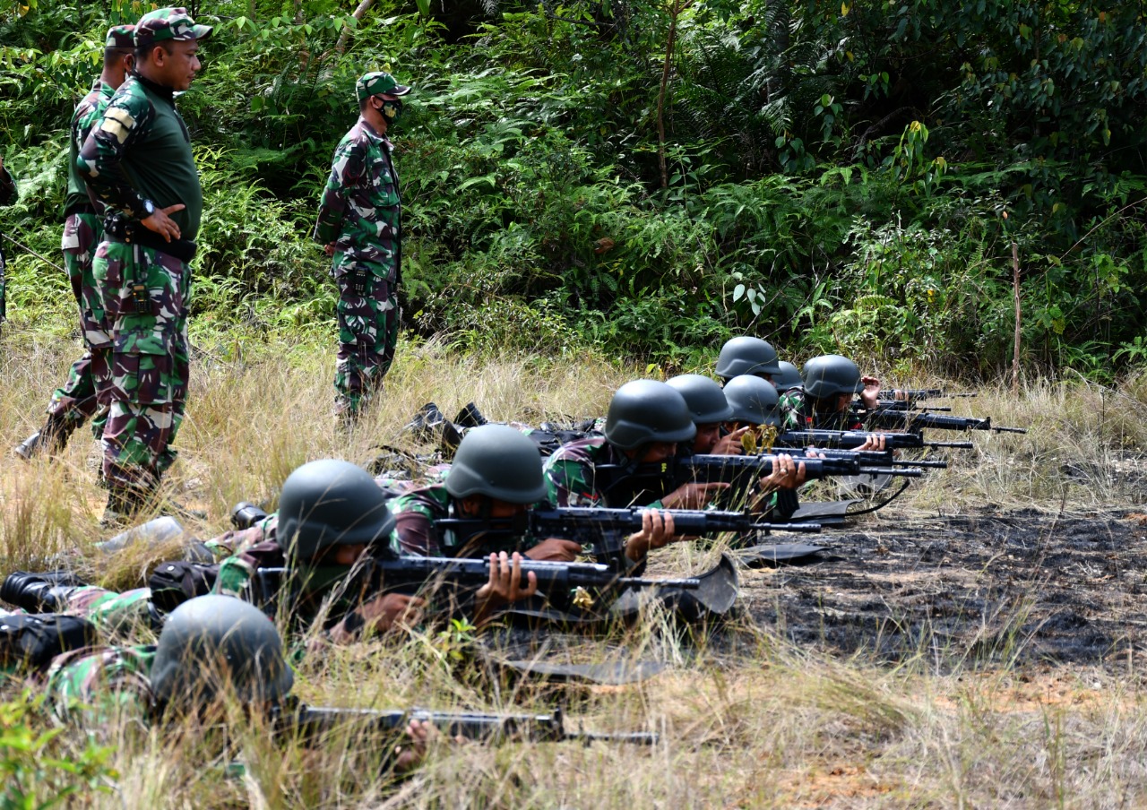 TINGKATKAN KEMAMPUAN TEMPUR, PRAJURIT YONKO 462 LAKSANAKAN MENEMBAK SENAPAN