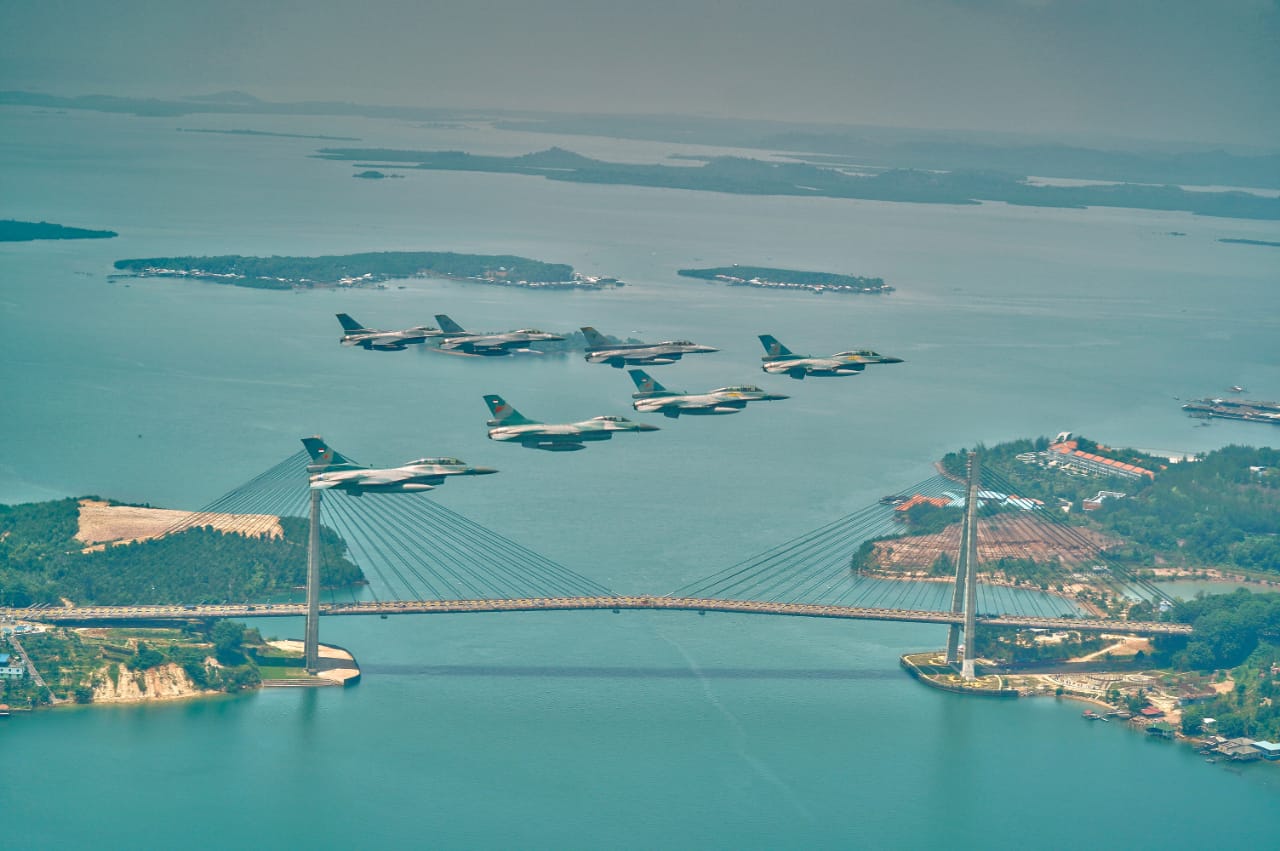 “MEET IN THE AIR TNI AU – RSAF” SKADRON UDARA 16 LIBATKAN 4 PESAWAT