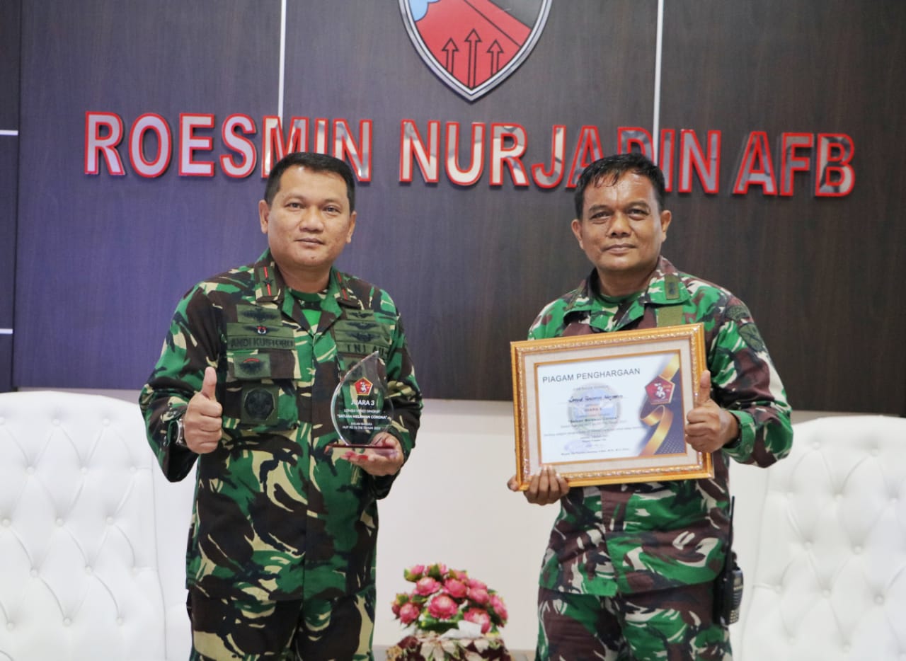 HUT TNI, Lanud Rsn Terima Piagam Penghargaan Dari Puspen TNI