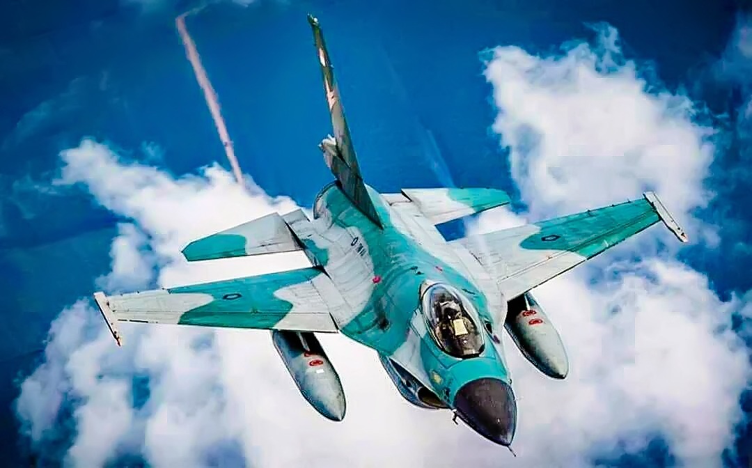 Pesawat Tempur F-16 Keluarkan Sonic Boom