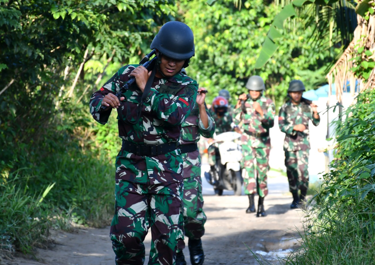TINGKATKAN KEMAMPUAN, PRAJURIT YONKO 462 LAKSANAKAN LINTAS MEDAN