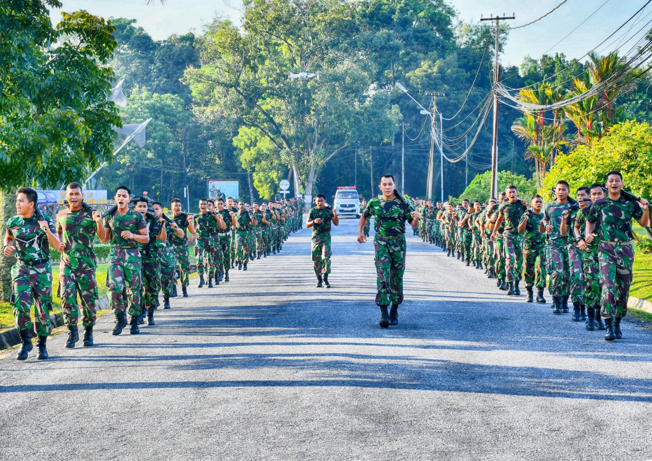 PRAJURIT YONKO 462 LAKSANAKAN PEMBINAAN FISIK (BINSIK) LARI PAGI BERSENJATA